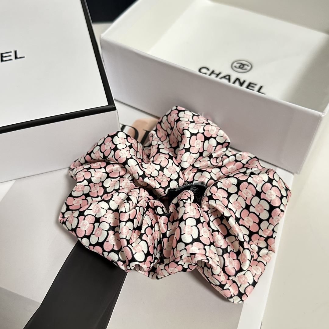 （单个）配全套包装
Chanel（香奈儿）爆款小香风发圈，专柜款出货
一看就特别高档 超级百搭 必须自留