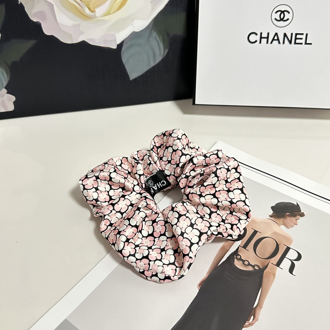 （单个）配全套包装
Chanel（香奈儿）爆款小香风发圈，专柜款出货
一看就特别高档 超级百搭 必须自留