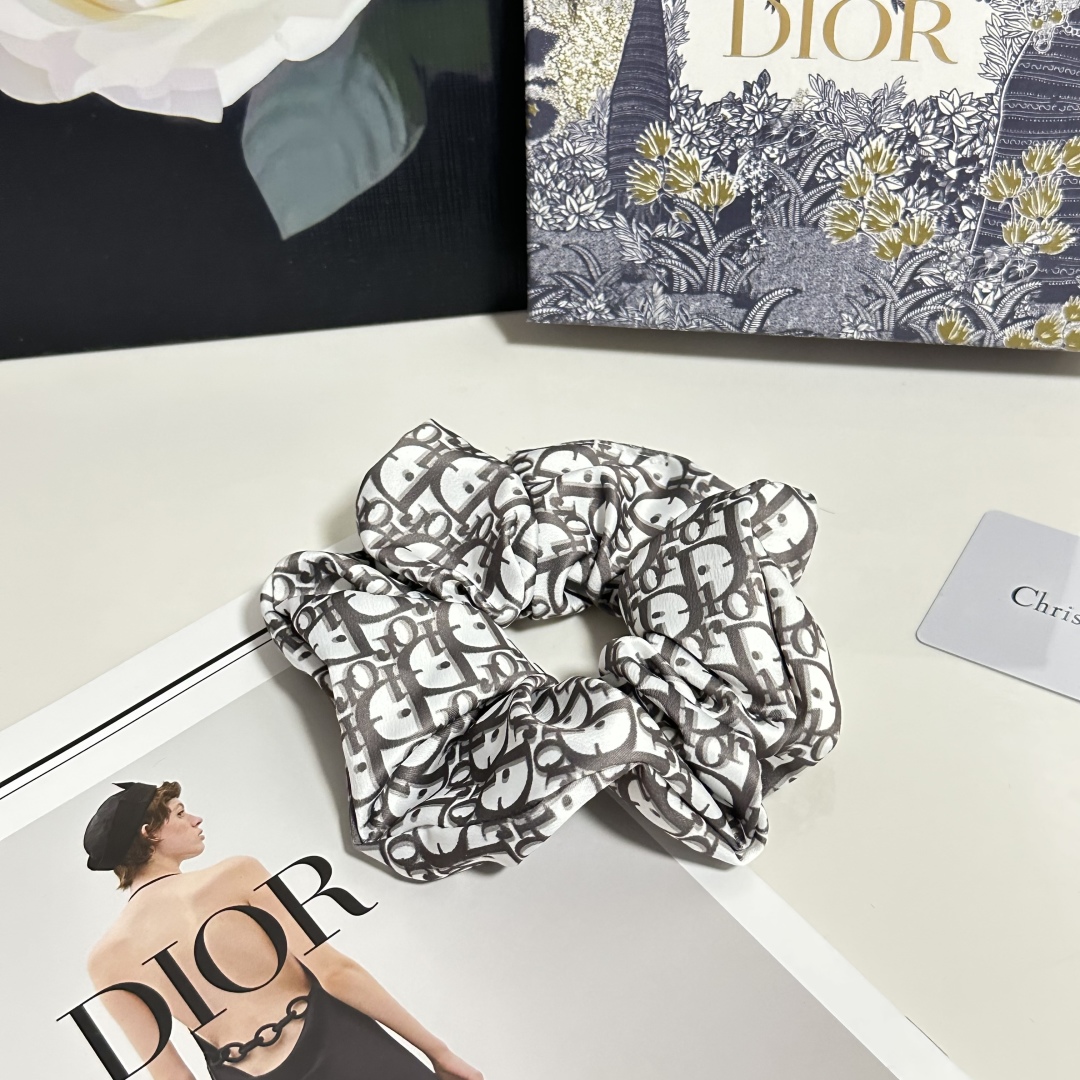  （单个）配全套包装
DIOR（迪奥）爆款老花真丝发圈，专柜款出货
一看就特别高档 超级百搭 必须自留