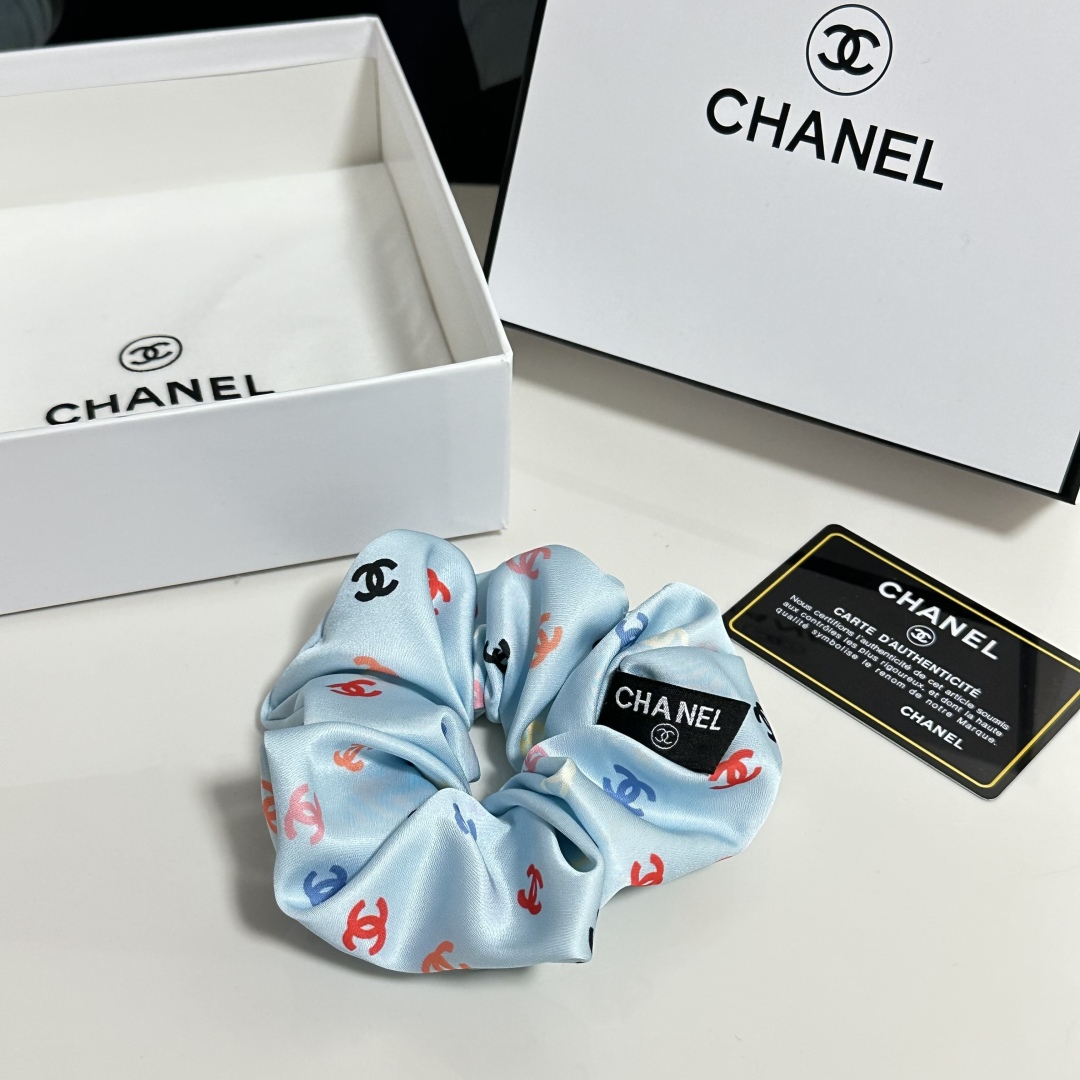  （单个）配全套包装
Chanel（香奈儿）爆款宫廷风真丝发圈，专柜款出货
一看就特别高档 超级百搭 必