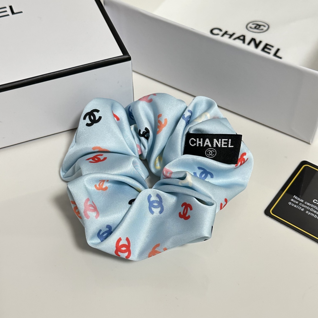  （单个）配全套包装
Chanel（香奈儿）爆款宫廷风真丝发圈，专柜款出货
一看就特别高档 超级百搭 必