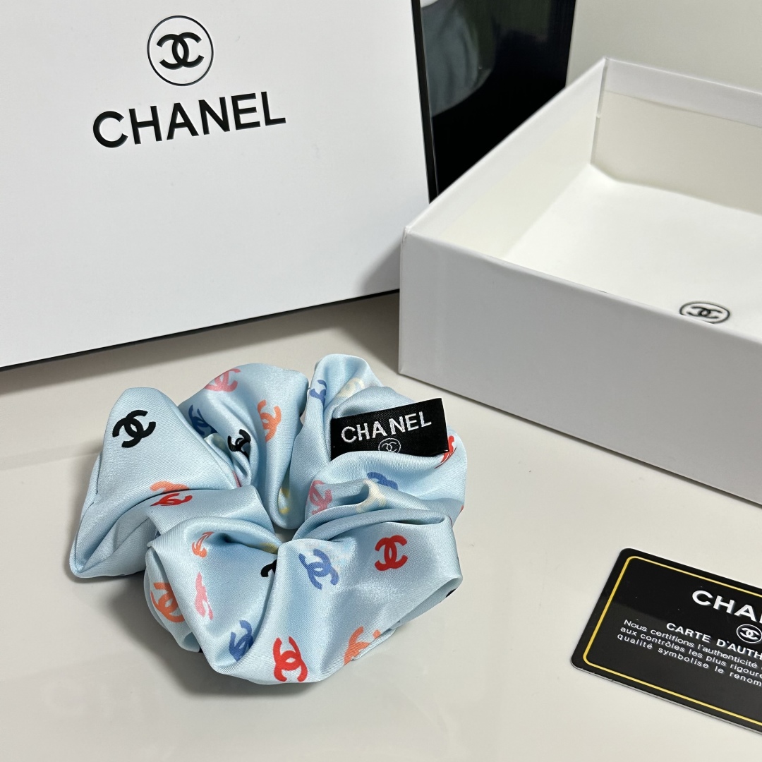  （单个）配全套包装
Chanel（香奈儿）爆款宫廷风真丝发圈，专柜款出货
一看就特别高档 超级百搭 必