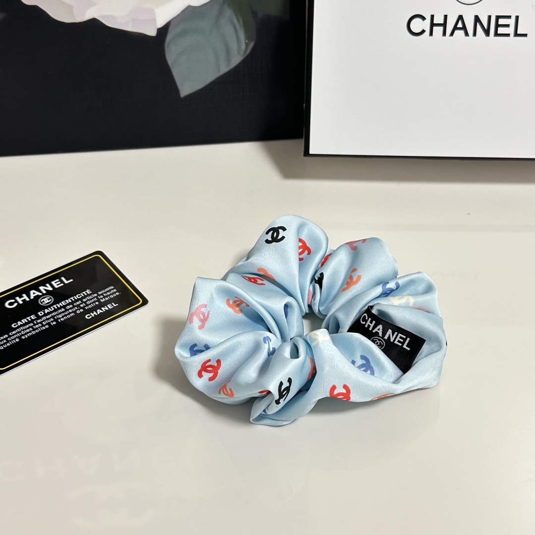  （单个）配全套包装
Chanel（香奈儿）爆款宫廷风真丝发圈，专柜款出货
一看就特别高档 超级百搭 必