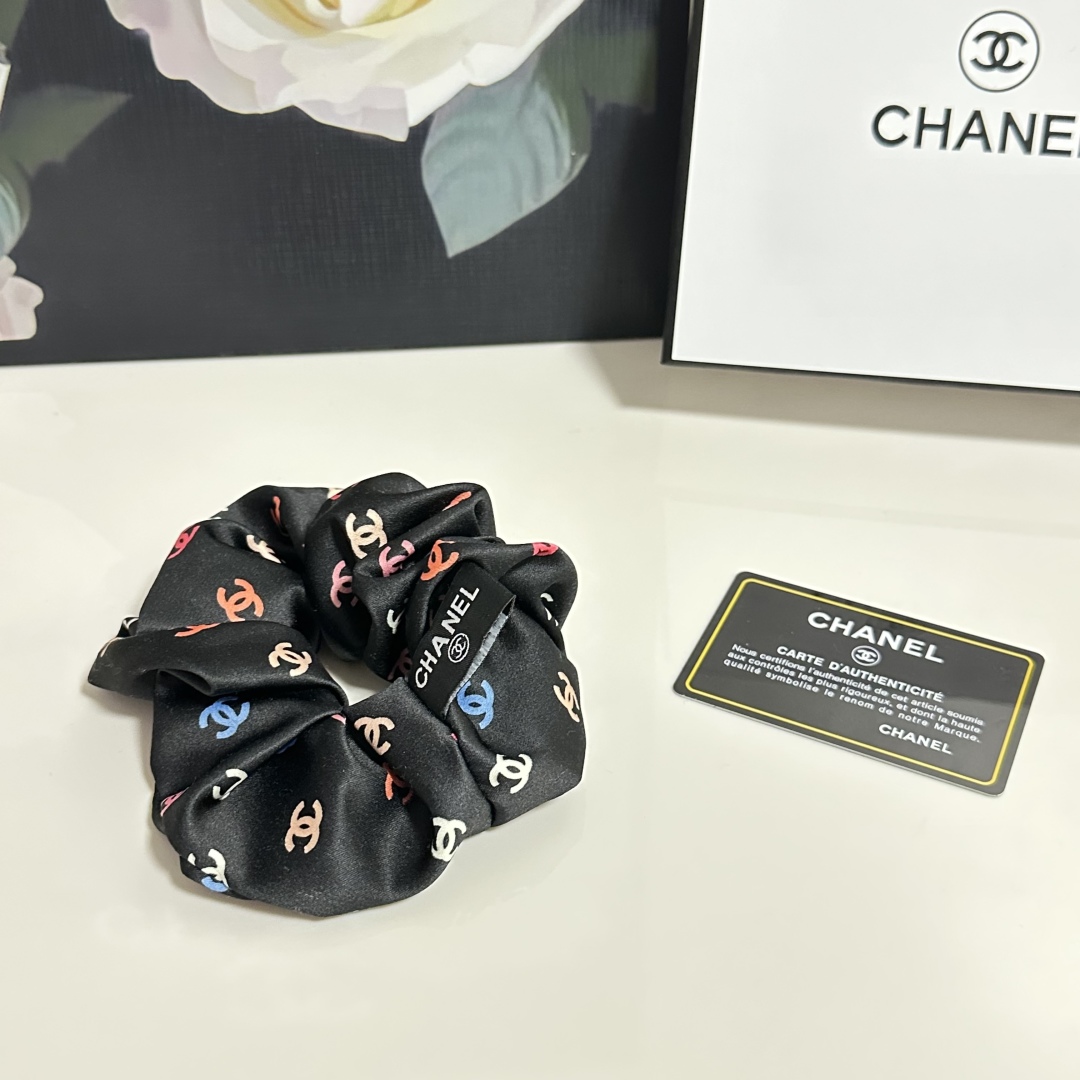  （单个）配全套包装
Chanel（香奈儿）爆款宫廷风真丝发圈，专柜款出货
一看就特别高档 超级百搭 必