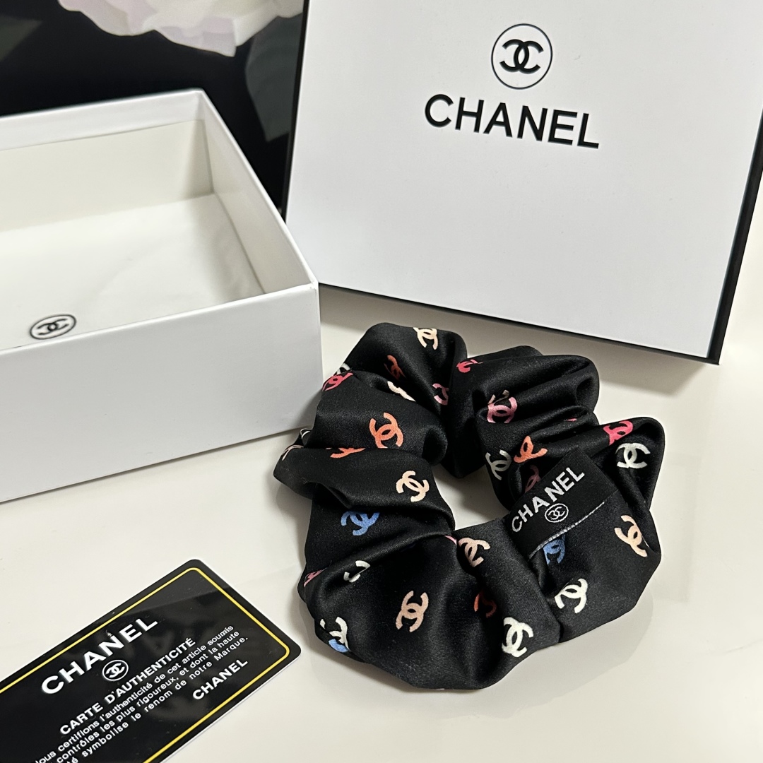  （单个）配全套包装
Chanel（香奈儿）爆款宫廷风真丝发圈，专柜款出货
一看就特别高档 超级百搭 必