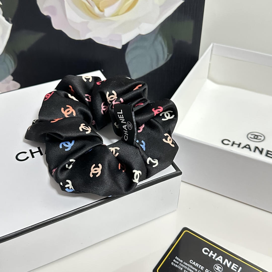  （单个）配全套包装
Chanel（香奈儿）爆款宫廷风真丝发圈，专柜款出货
一看就特别高档 超级百搭 必
