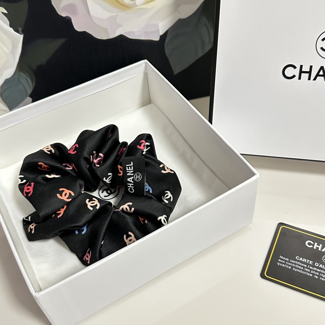  （单个）配全套包装
Chanel（香奈儿）爆款宫廷风真丝发圈，专柜款出货
一看就特别高档 超级百搭 必
