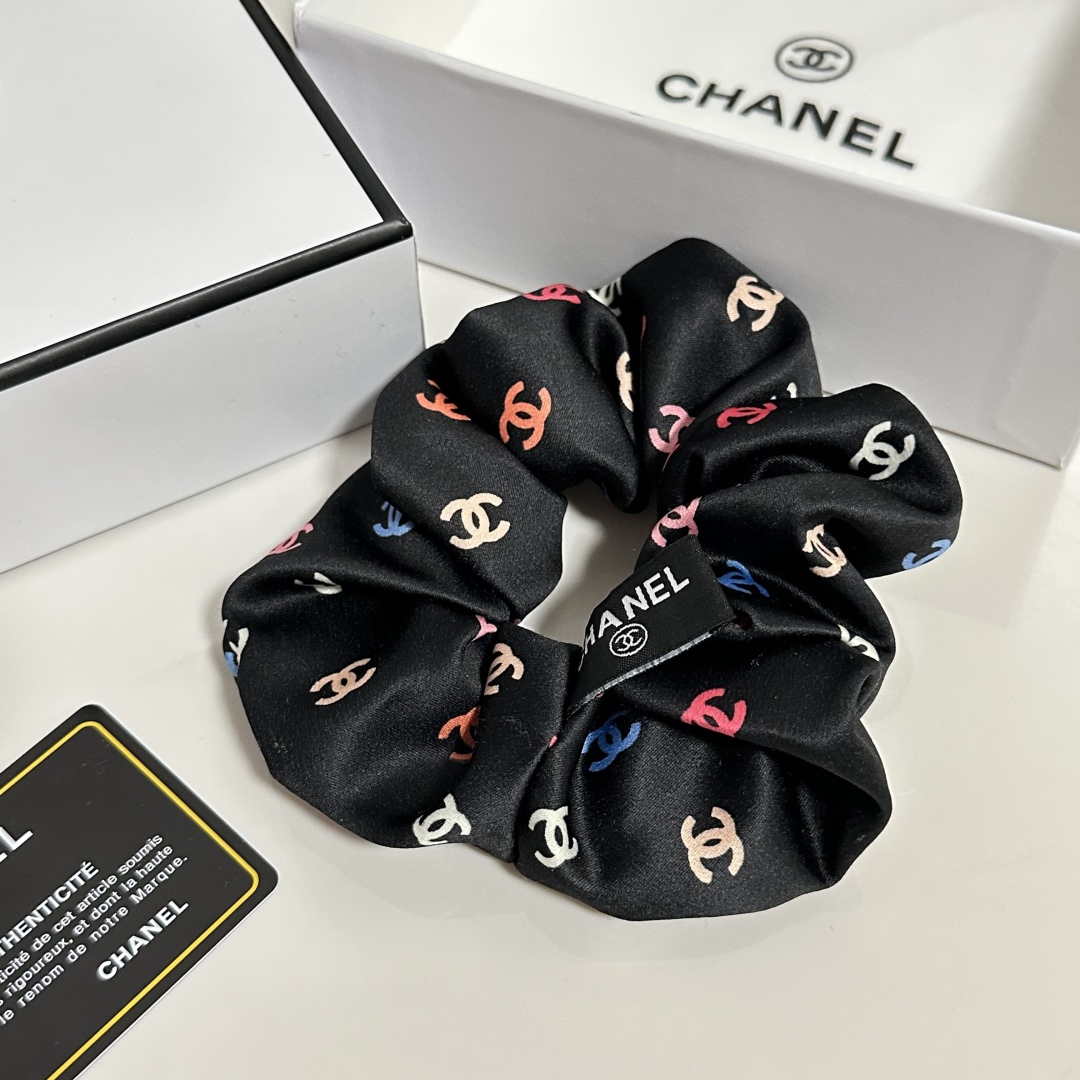  （单个）配全套包装
Chanel（香奈儿）爆款宫廷风真丝发圈，专柜款出货
一看就特别高档 超级百搭 必