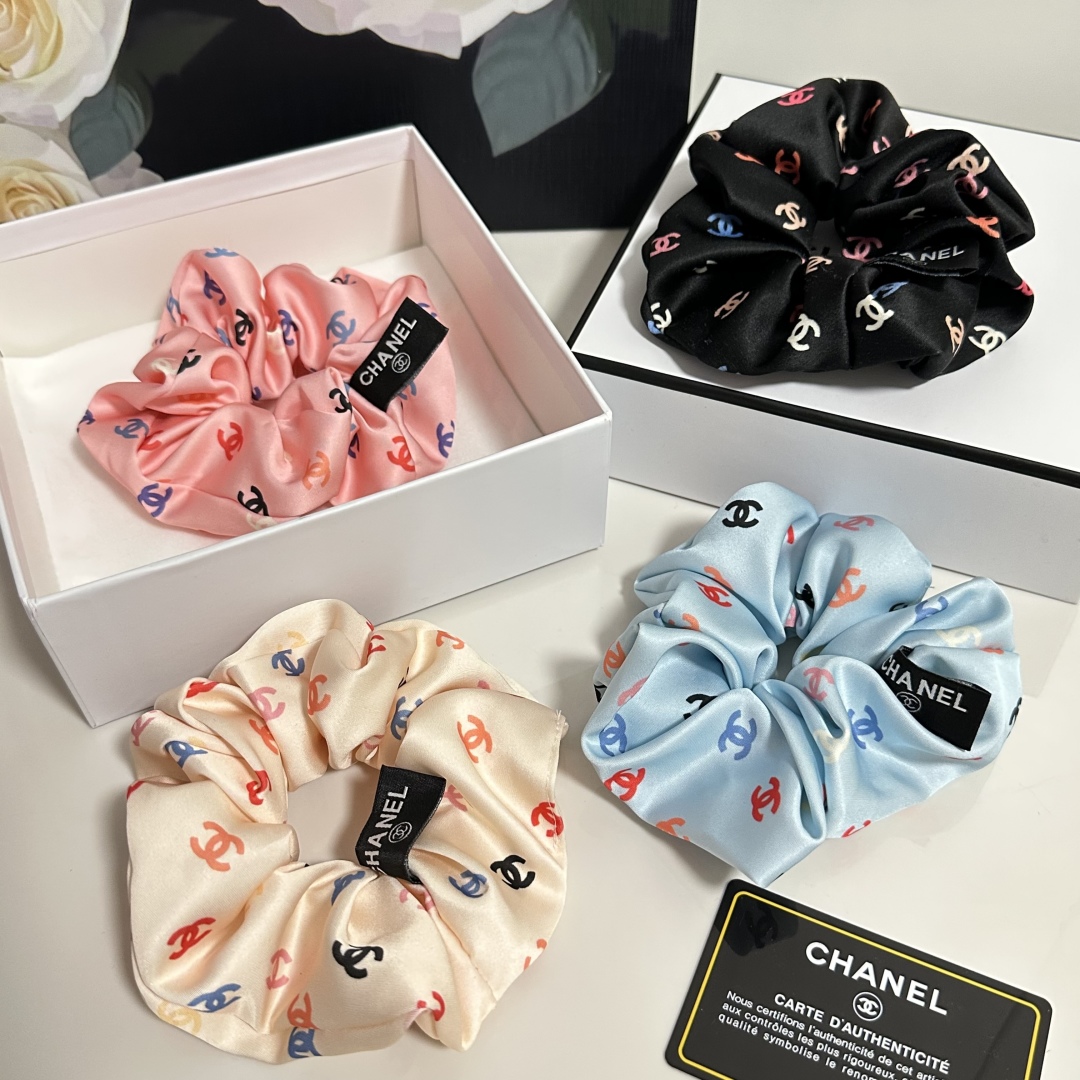  （单个）配全套包装
Chanel（香奈儿）爆款宫廷风真丝发圈，专柜款出货
一看就特别高档 超级百搭 必