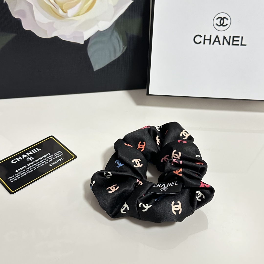  （单个）配全套包装
Chanel（香奈儿）爆款宫廷风真丝发圈，专柜款出货
一看就特别高档 超级百搭 必