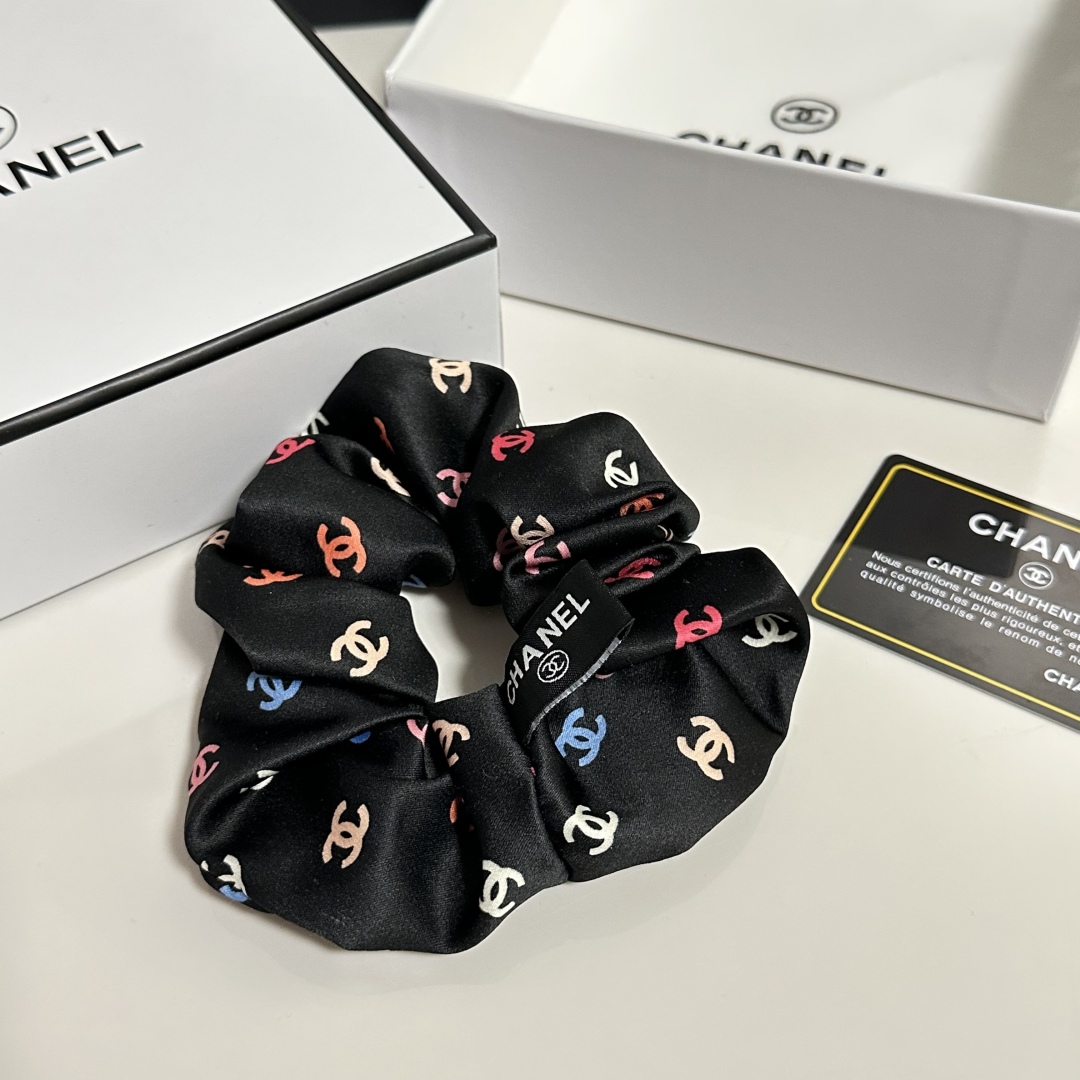  （单个）配全套包装
Chanel（香奈儿）爆款宫廷风真丝发圈，专柜款出货
一看就特别高档 超级百搭 必
