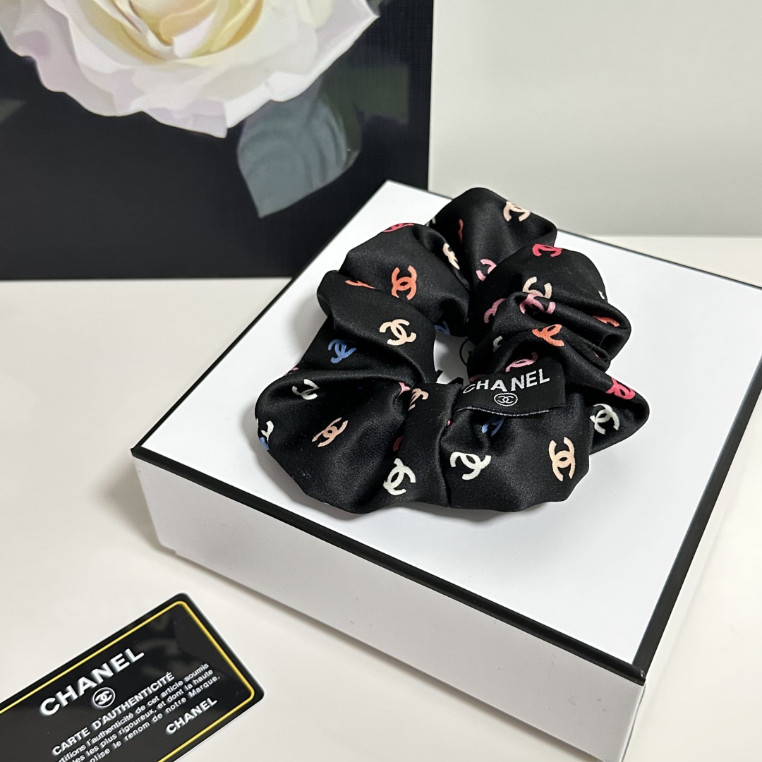  （单个）配全套包装
Chanel（香奈儿）爆款宫廷风真丝发圈，专柜款出货
一看就特别高档 超级百搭 必