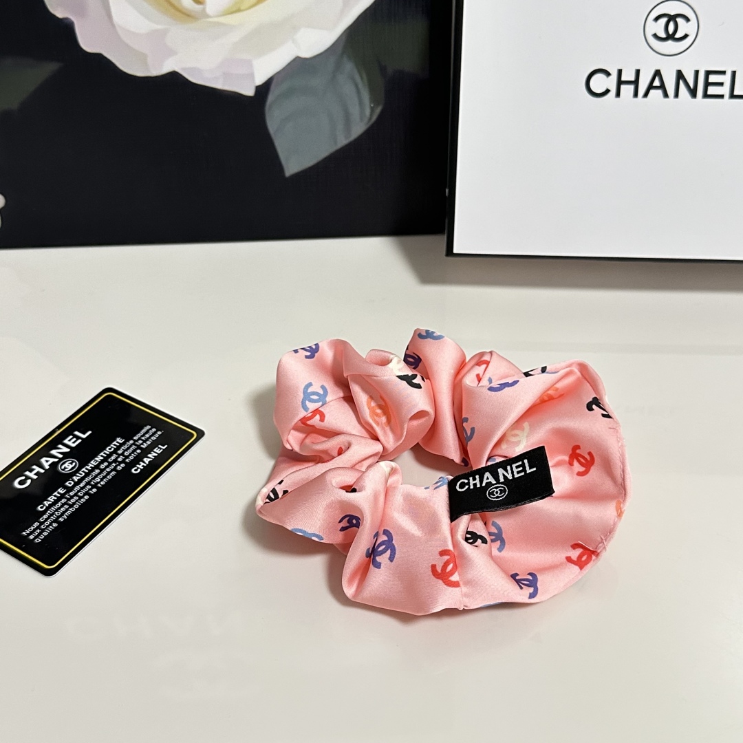  （单个）配全套包装
Chanel（香奈儿）爆款宫廷风真丝发圈，专柜款出货
一看就特别高档 超级百搭 必
