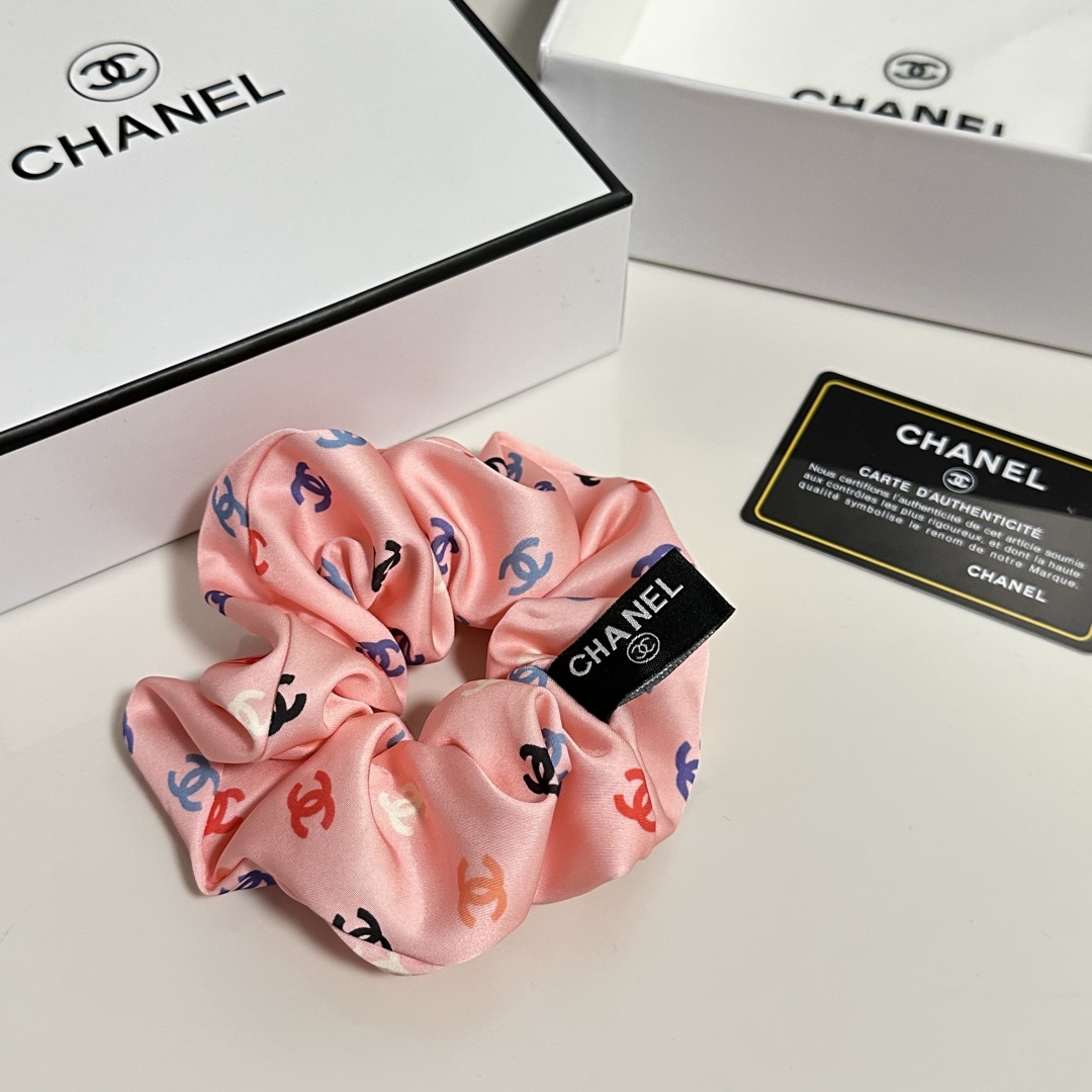  （单个）配全套包装
Chanel（香奈儿）爆款宫廷风真丝发圈，专柜款出货
一看就特别高档 超级百搭 必