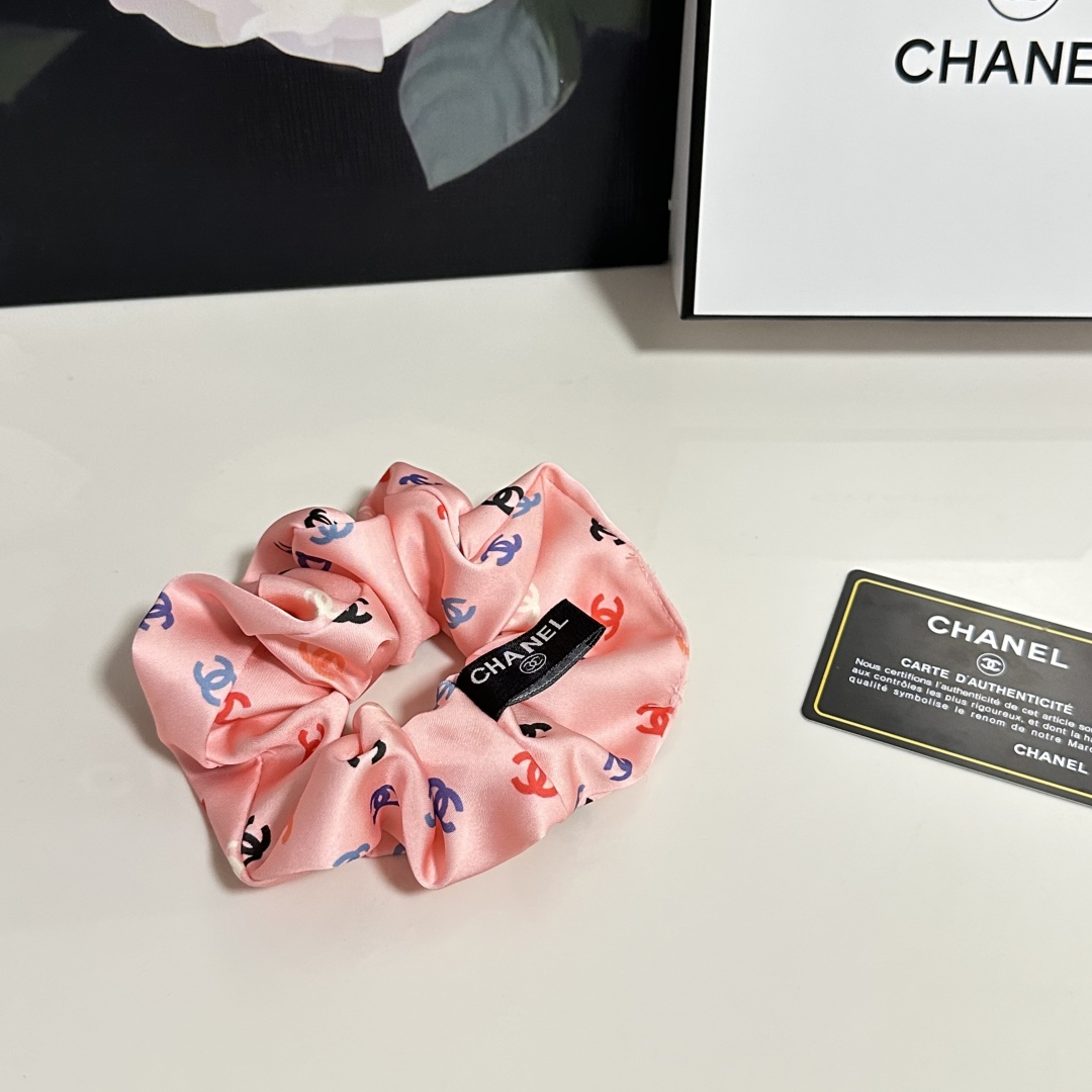  （单个）配全套包装
Chanel（香奈儿）爆款宫廷风真丝发圈，专柜款出货
一看就特别高档 超级百搭 必