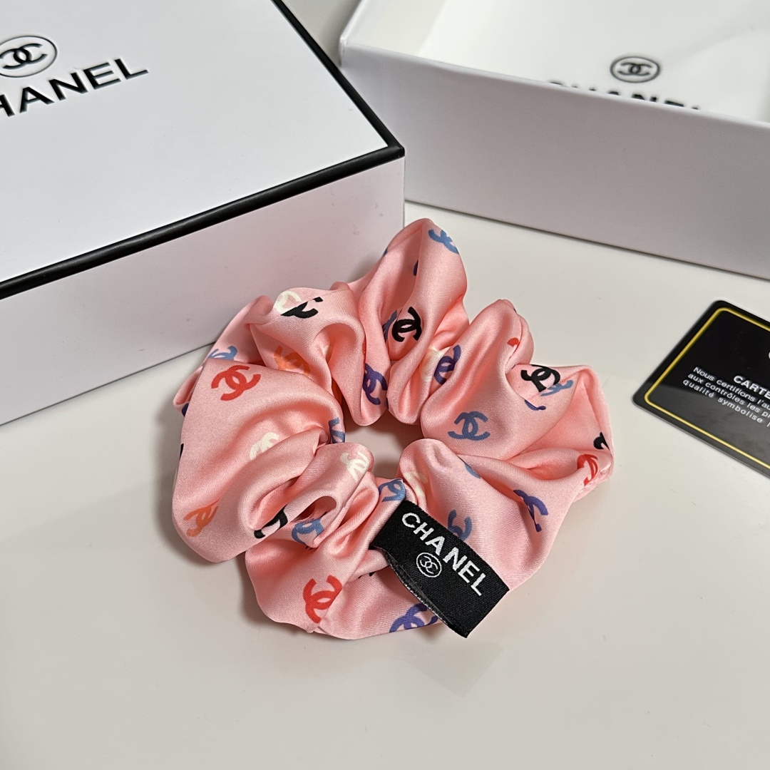  （单个）配全套包装
Chanel（香奈儿）爆款宫廷风真丝发圈，专柜款出货
一看就特别高档 超级百搭 必