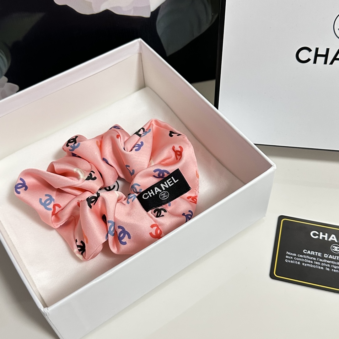  （单个）配全套包装
Chanel（香奈儿）爆款宫廷风真丝发圈，专柜款出货
一看就特别高档 超级百搭 必