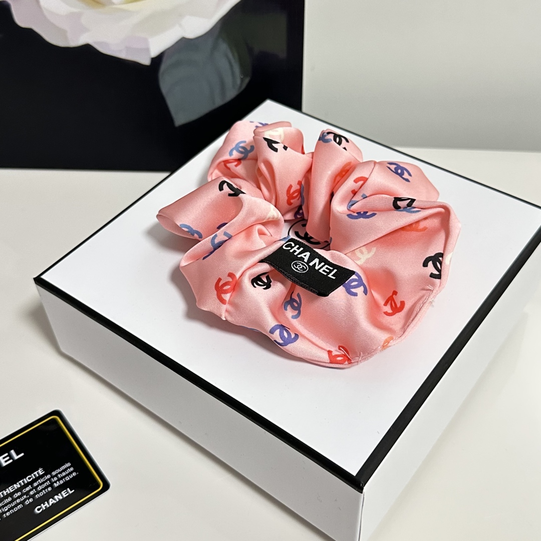  （单个）配全套包装
Chanel（香奈儿）爆款宫廷风真丝发圈，专柜款出货
一看就特别高档 超级百搭 必