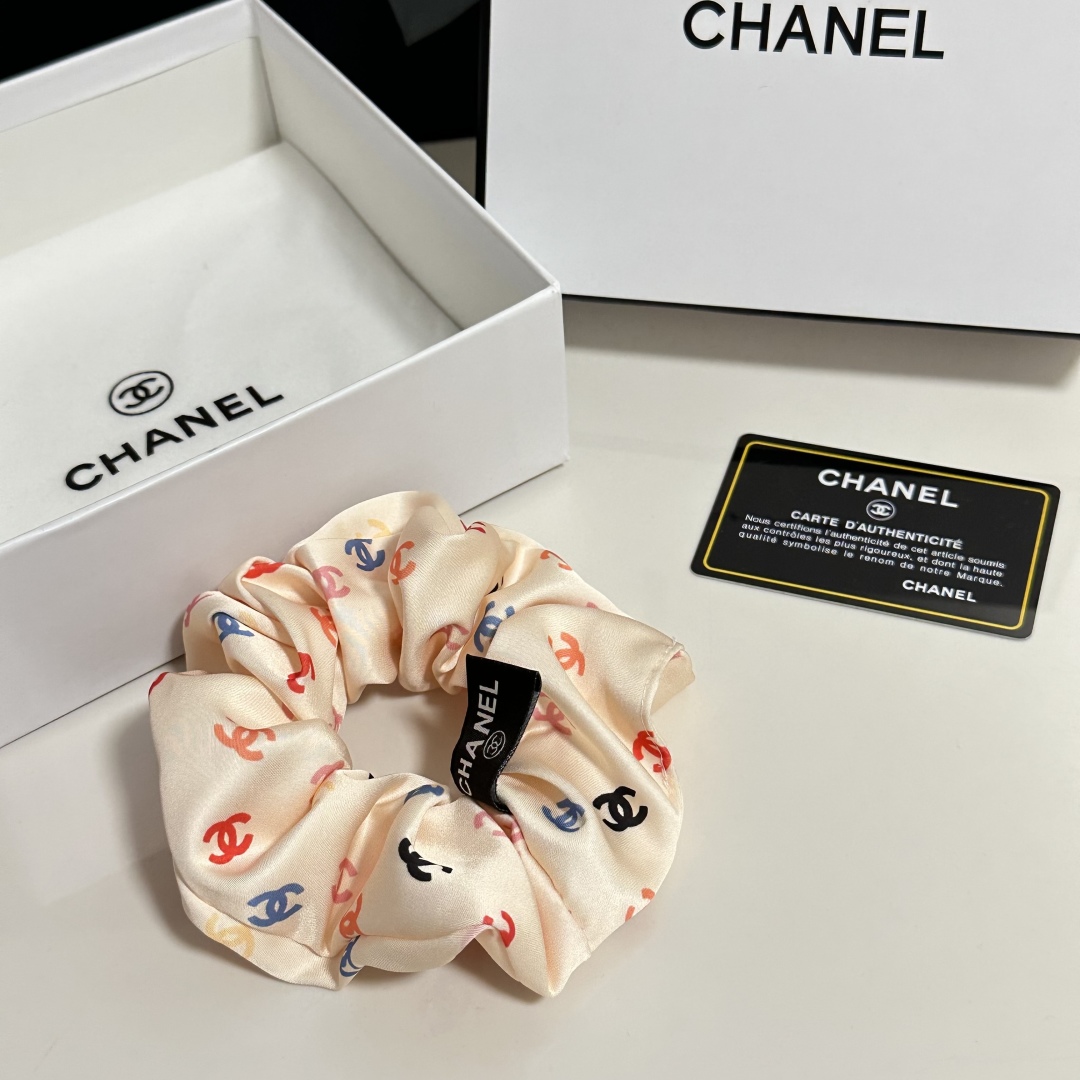  （单个）配全套包装
Chanel（香奈儿）爆款宫廷风真丝发圈，专柜款出货
一看就特别高档 超级百搭 必