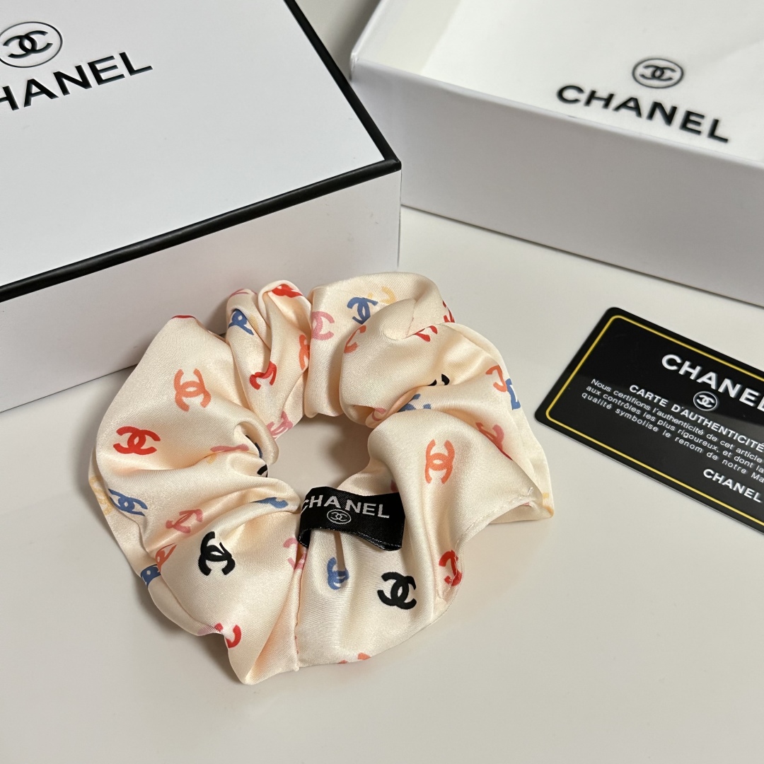  （单个）配全套包装
Chanel（香奈儿）爆款宫廷风真丝发圈，专柜款出货
一看就特别高档 超级百搭 必