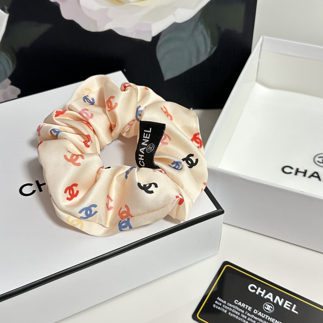  （单个）配全套包装
Chanel（香奈儿）爆款宫廷风真丝发圈，专柜款出货
一看就特别高档 超级百搭 必
