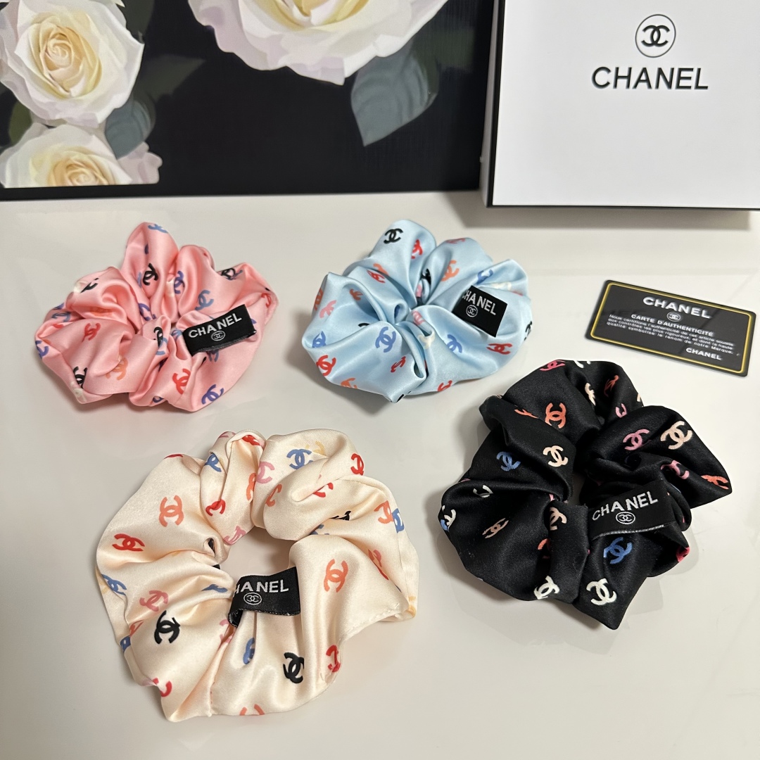  （单个）配全套包装
Chanel（香奈儿）爆款宫廷风真丝发圈，专柜款出货
一看就特别高档 超级百搭 必