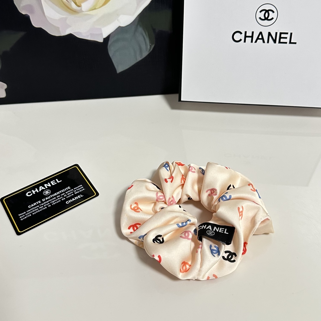  （单个）配全套包装
Chanel（香奈儿）爆款宫廷风真丝发圈，专柜款出货
一看就特别高档 超级百搭 必