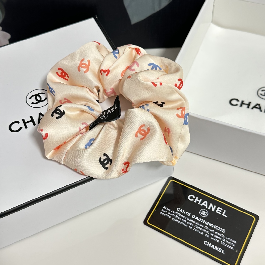  （单个）配全套包装
Chanel（香奈儿）爆款宫廷风真丝发圈，专柜款出货
一看就特别高档 超级百搭 必