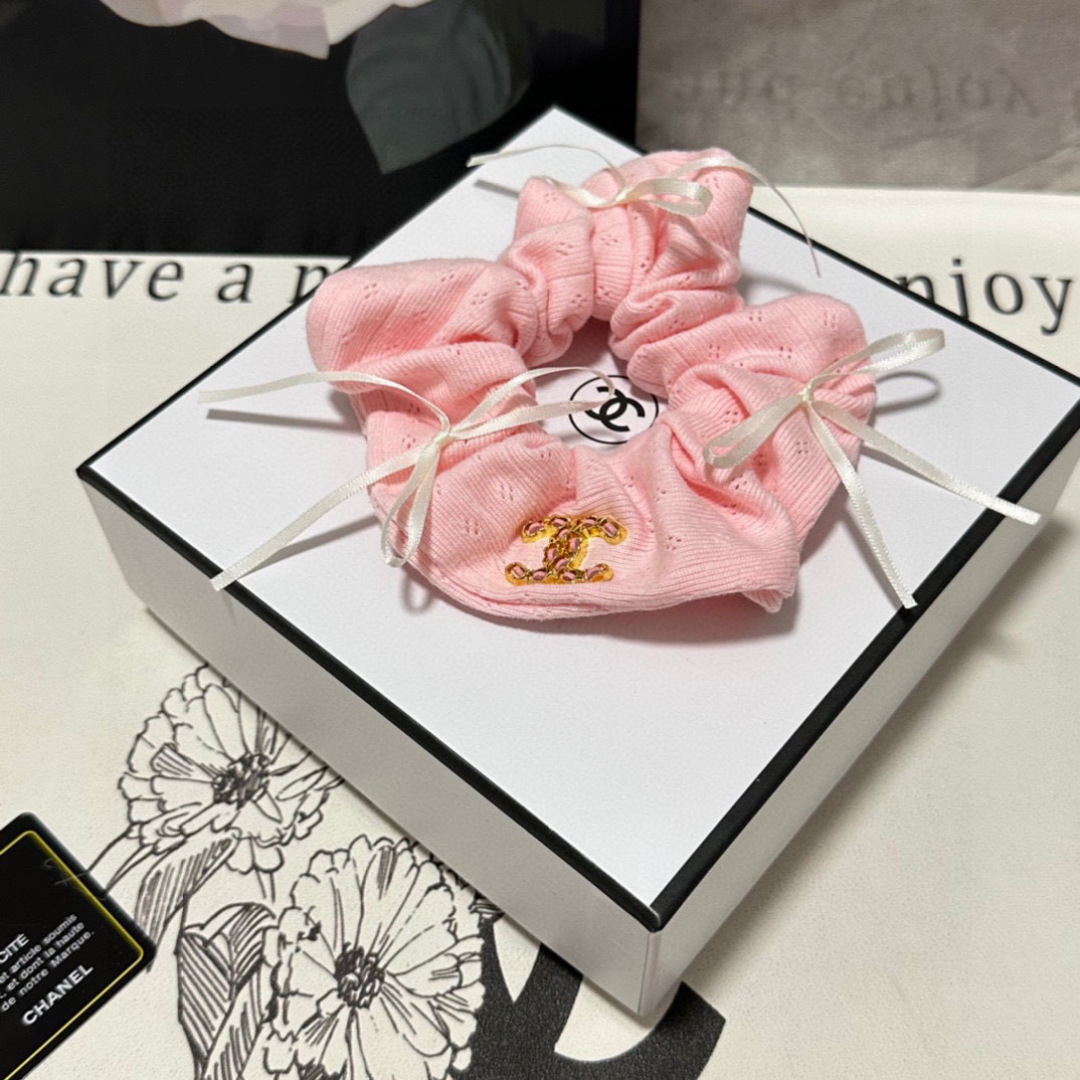  （单个）配全套包装
Chanel（香奈儿）爆款小香风蝴蝶结🎀发圈，专柜款出货
一看就特别高档 超级百搭