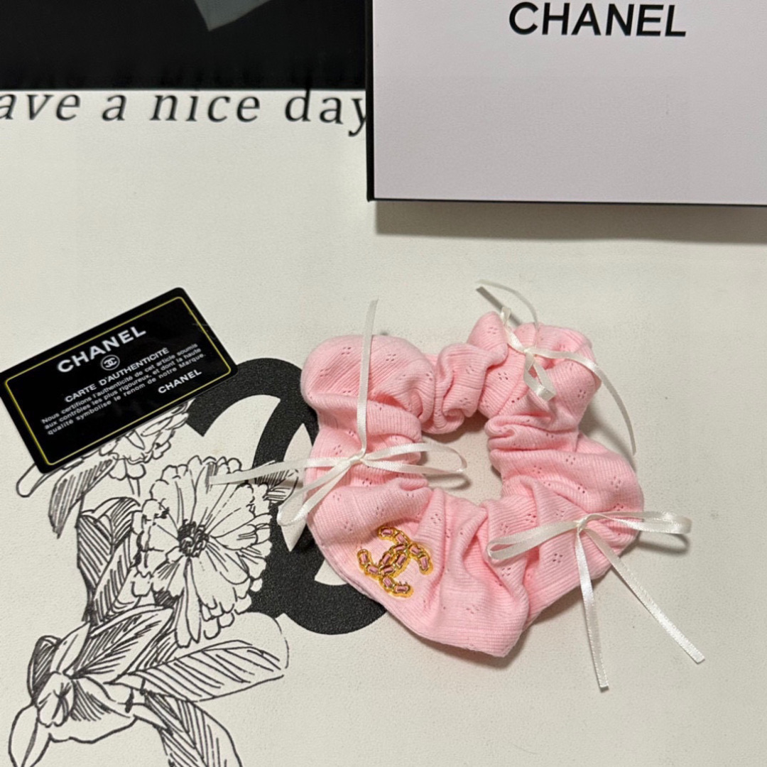  （单个）配全套包装
Chanel（香奈儿）爆款小香风蝴蝶结🎀发圈，专柜款出货
一看就特别高档 超级百搭