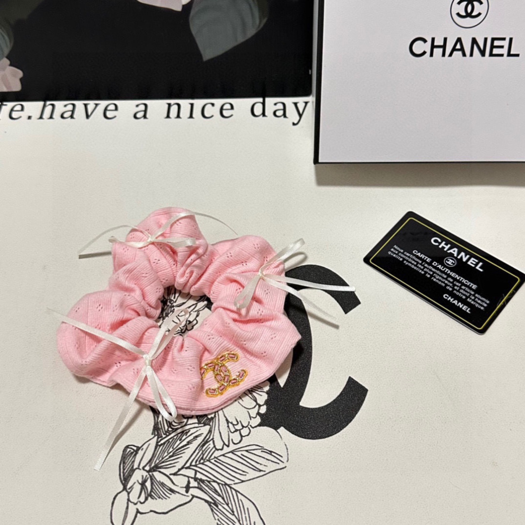  （单个）配全套包装
Chanel（香奈儿）爆款小香风蝴蝶结🎀发圈，专柜款出货
一看就特别高档 超级百搭
