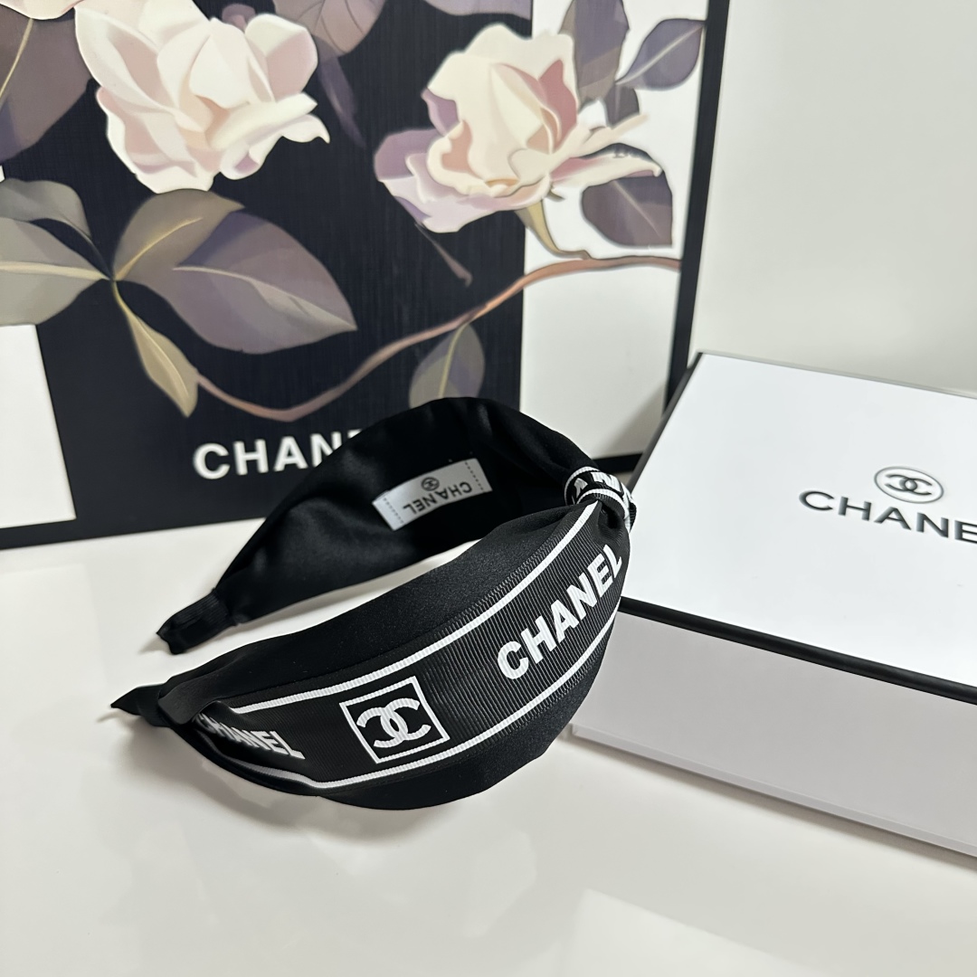  配专柜包装
Chanel（香奈儿）最新发箍
小仙女快入手
特殊材质 不嘞头
可盐可甜～