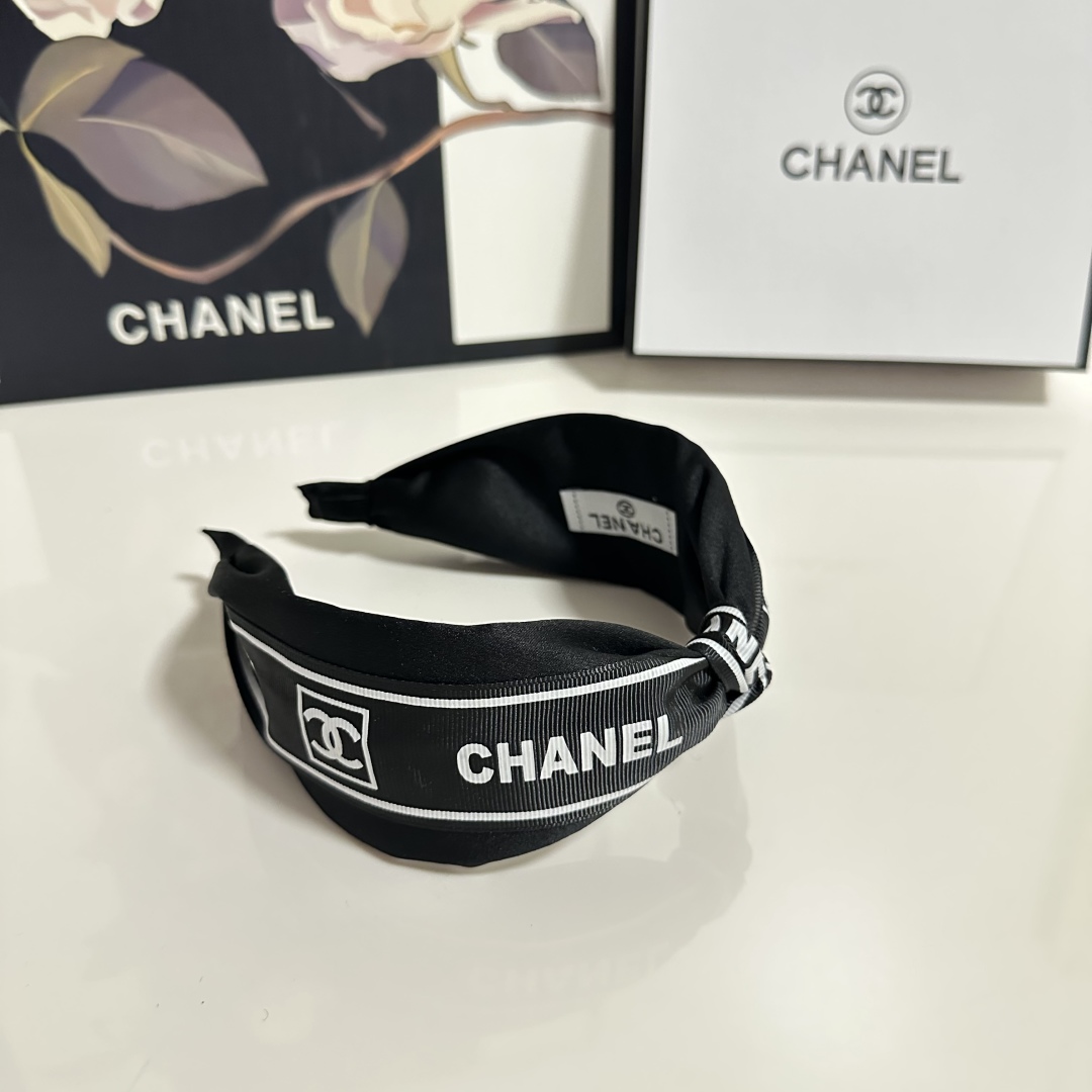  配专柜包装
Chanel（香奈儿）最新发箍
小仙女快入手
特殊材质 不嘞头
可盐可甜～