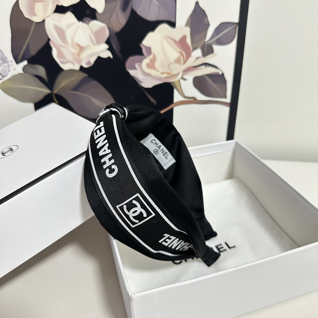  配专柜包装
Chanel（香奈儿）最新发箍
小仙女快入手
特殊材质 不嘞头
可盐可甜～