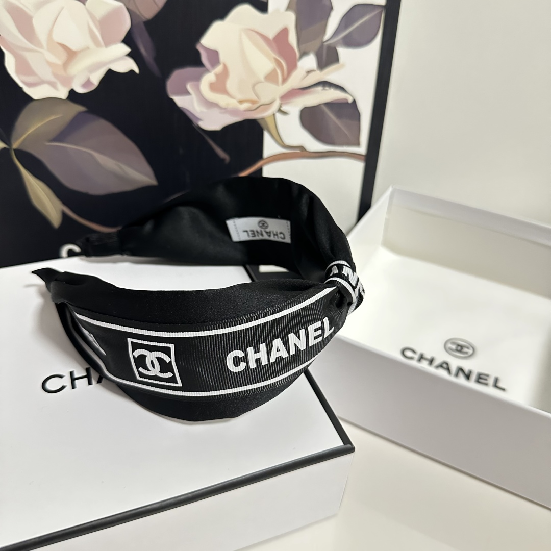  配专柜包装
Chanel（香奈儿）最新发箍
小仙女快入手
特殊材质 不嘞头
可盐可甜～