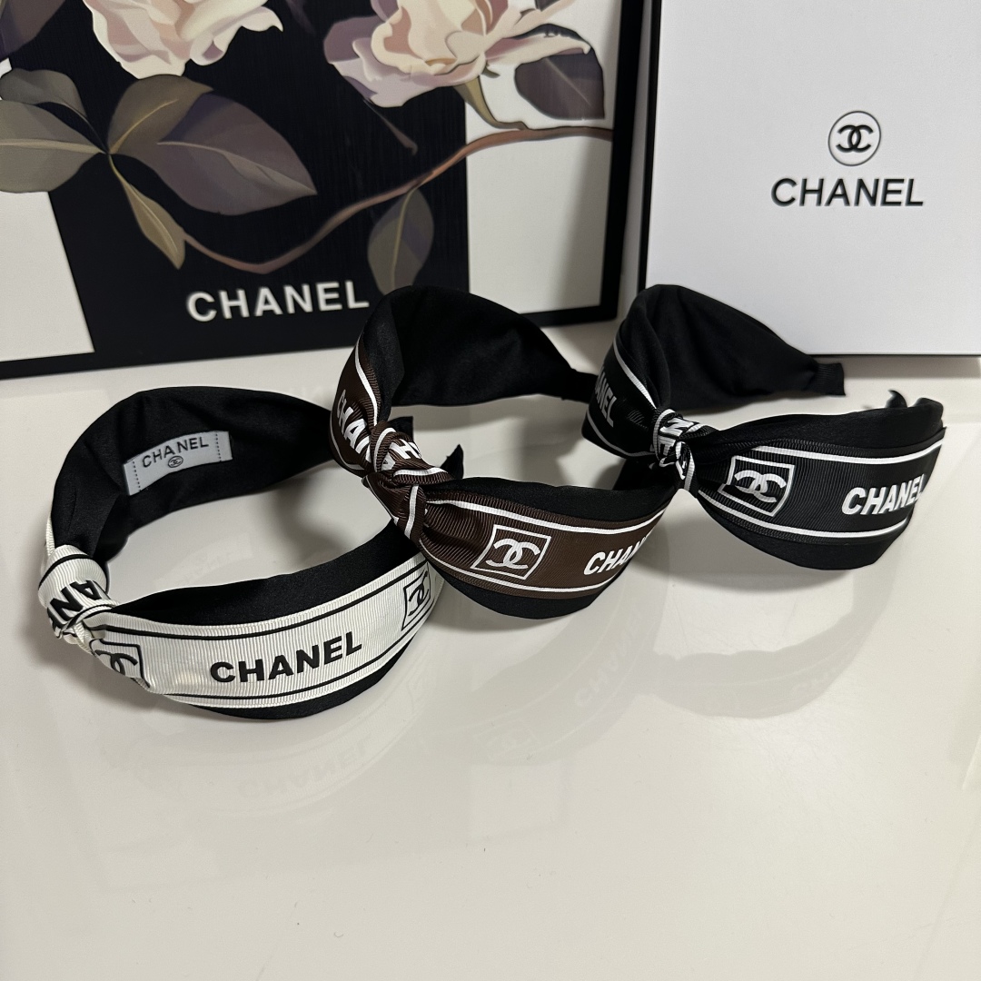  配专柜包装
Chanel（香奈儿）最新发箍
小仙女快入手
特殊材质 不嘞头
可盐可甜～