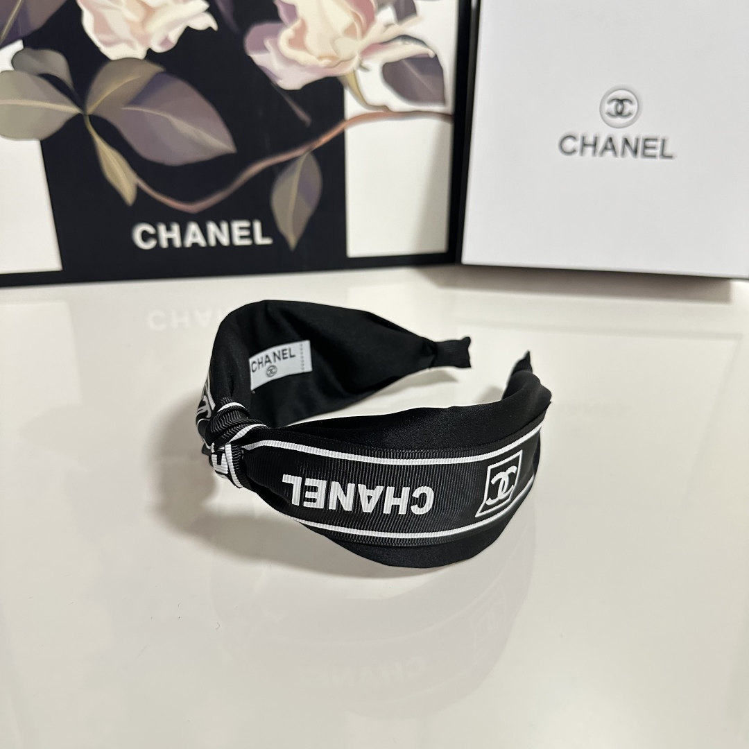  配专柜包装
Chanel（香奈儿）最新发箍
小仙女快入手
特殊材质 不嘞头
可盐可甜～