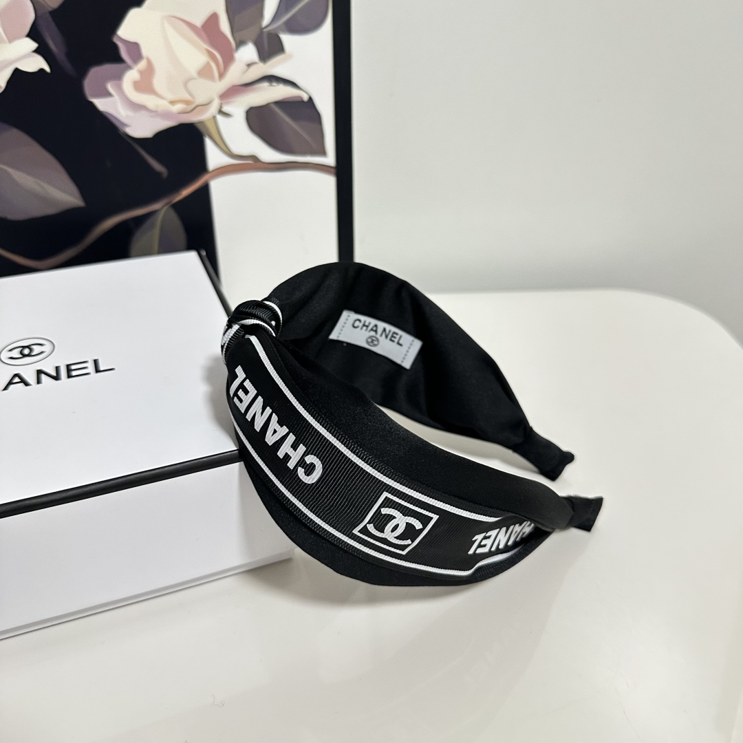  配专柜包装
Chanel（香奈儿）最新发箍
小仙女快入手
特殊材质 不嘞头
可盐可甜～