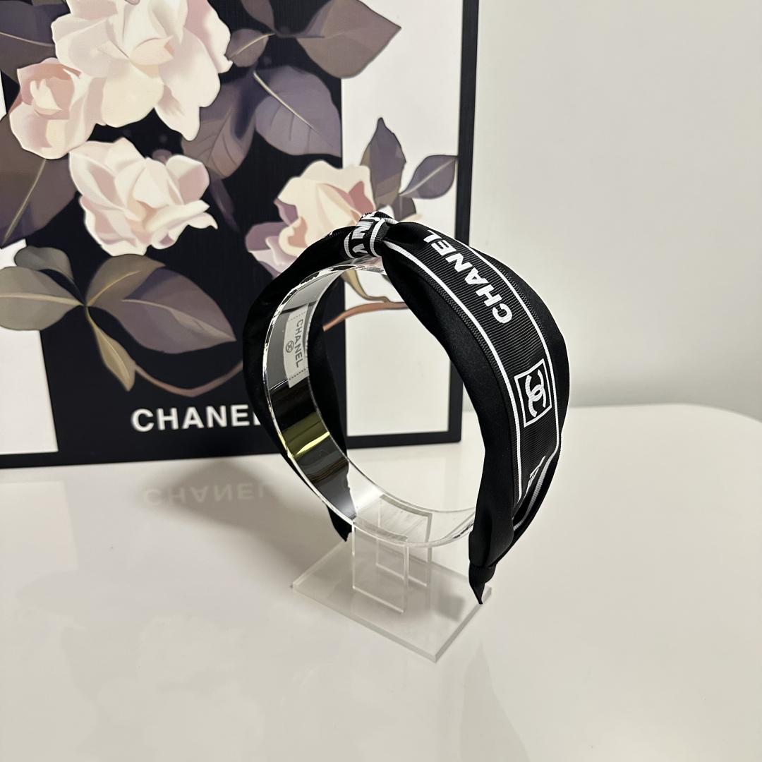  配专柜包装
Chanel（香奈儿）最新发箍
小仙女快入手
特殊材质 不嘞头
可盐可甜～