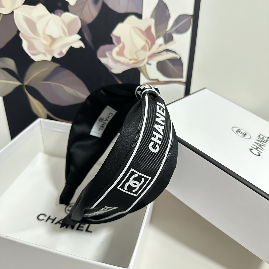  配专柜包装
Chanel（香奈儿）最新发箍
小仙女快入手
特殊材质 不嘞头
可盐可甜～
