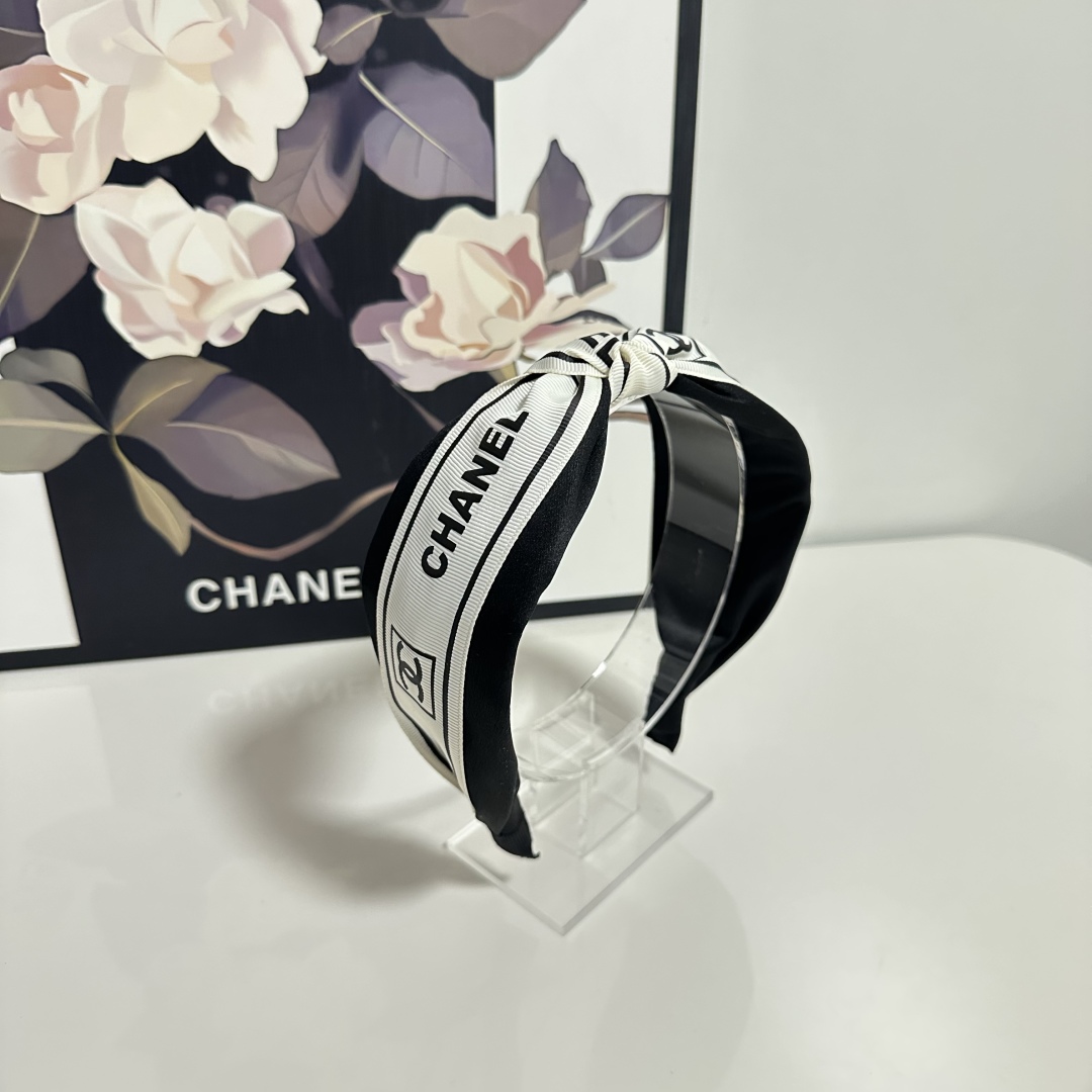  配专柜包装
Chanel（香奈儿）最新发箍
小仙女快入手
特殊材质 不嘞头
可盐可甜～