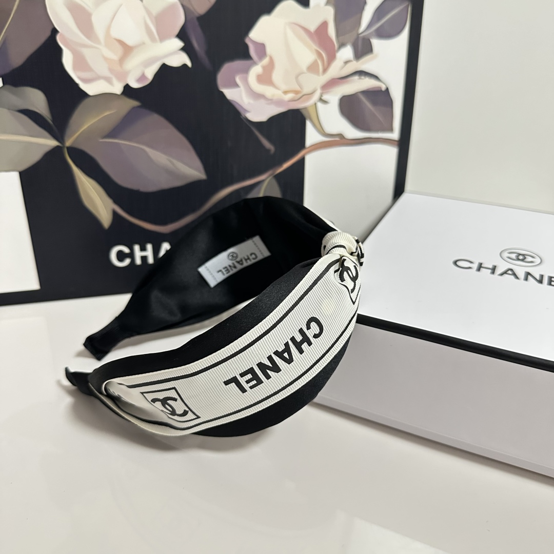  配专柜包装
Chanel（香奈儿）最新发箍
小仙女快入手
特殊材质 不嘞头
可盐可甜～