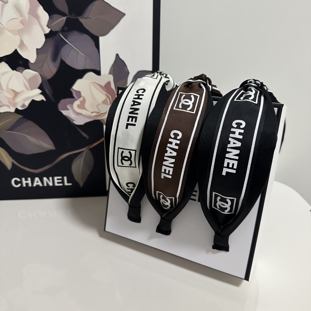  配专柜包装
Chanel（香奈儿）最新发箍
小仙女快入手
特殊材质 不嘞头
可盐可甜～