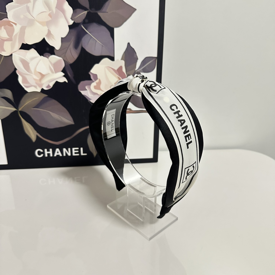  配专柜包装
Chanel（香奈儿）最新发箍
小仙女快入手
特殊材质 不嘞头
可盐可甜～