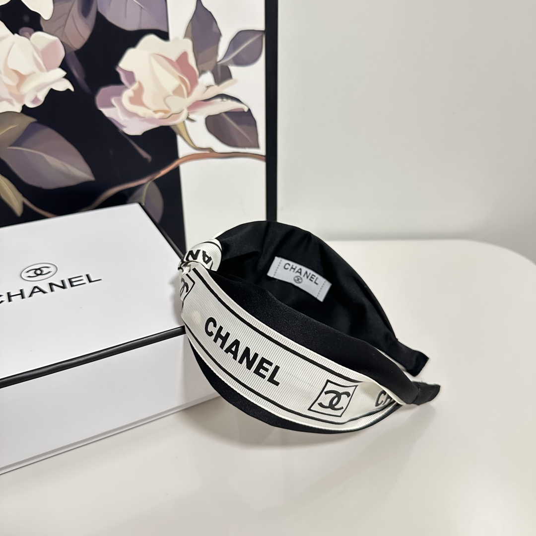  配专柜包装
Chanel（香奈儿）最新发箍
小仙女快入手
特殊材质 不嘞头
可盐可甜～