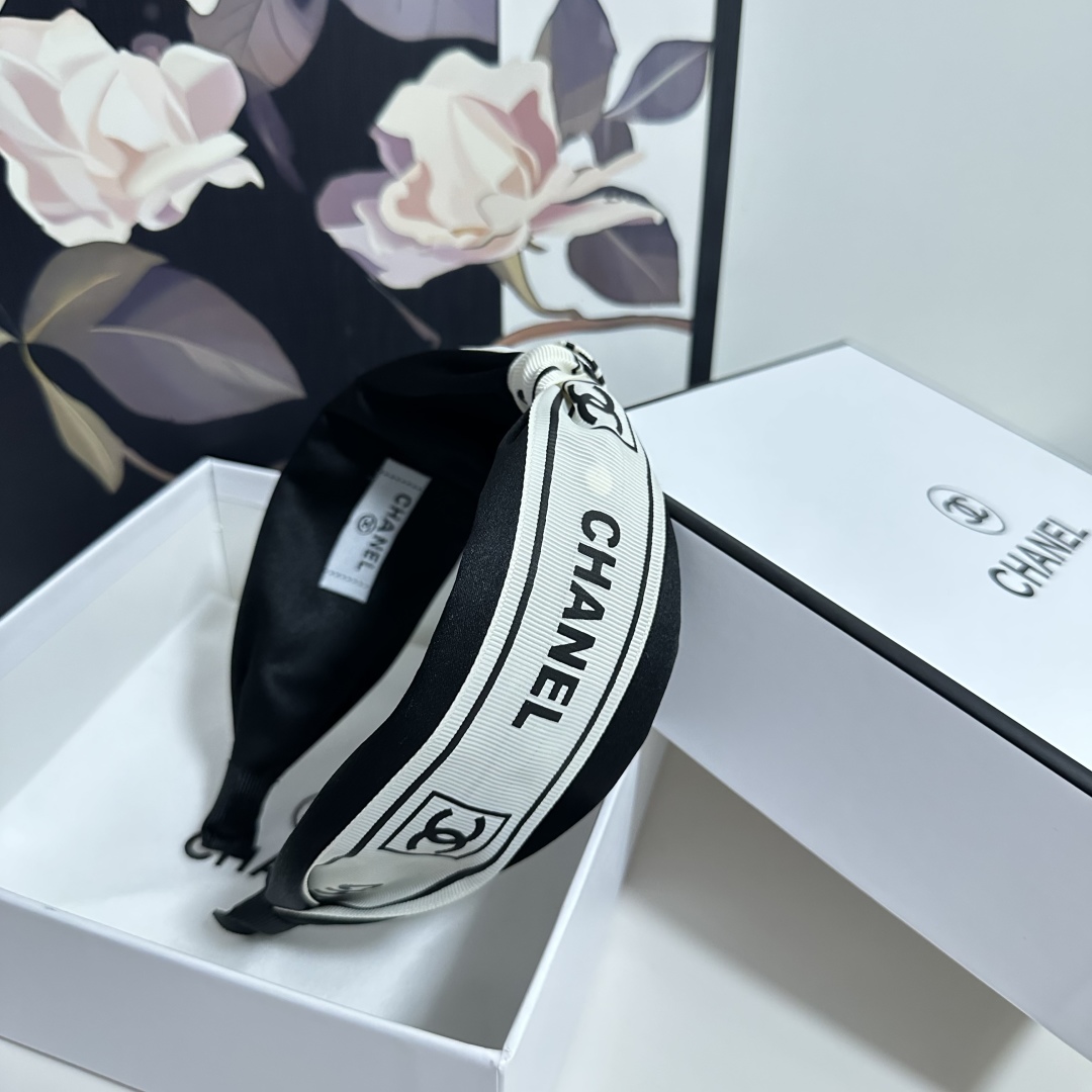  配专柜包装
Chanel（香奈儿）最新发箍
小仙女快入手
特殊材质 不嘞头
可盐可甜～