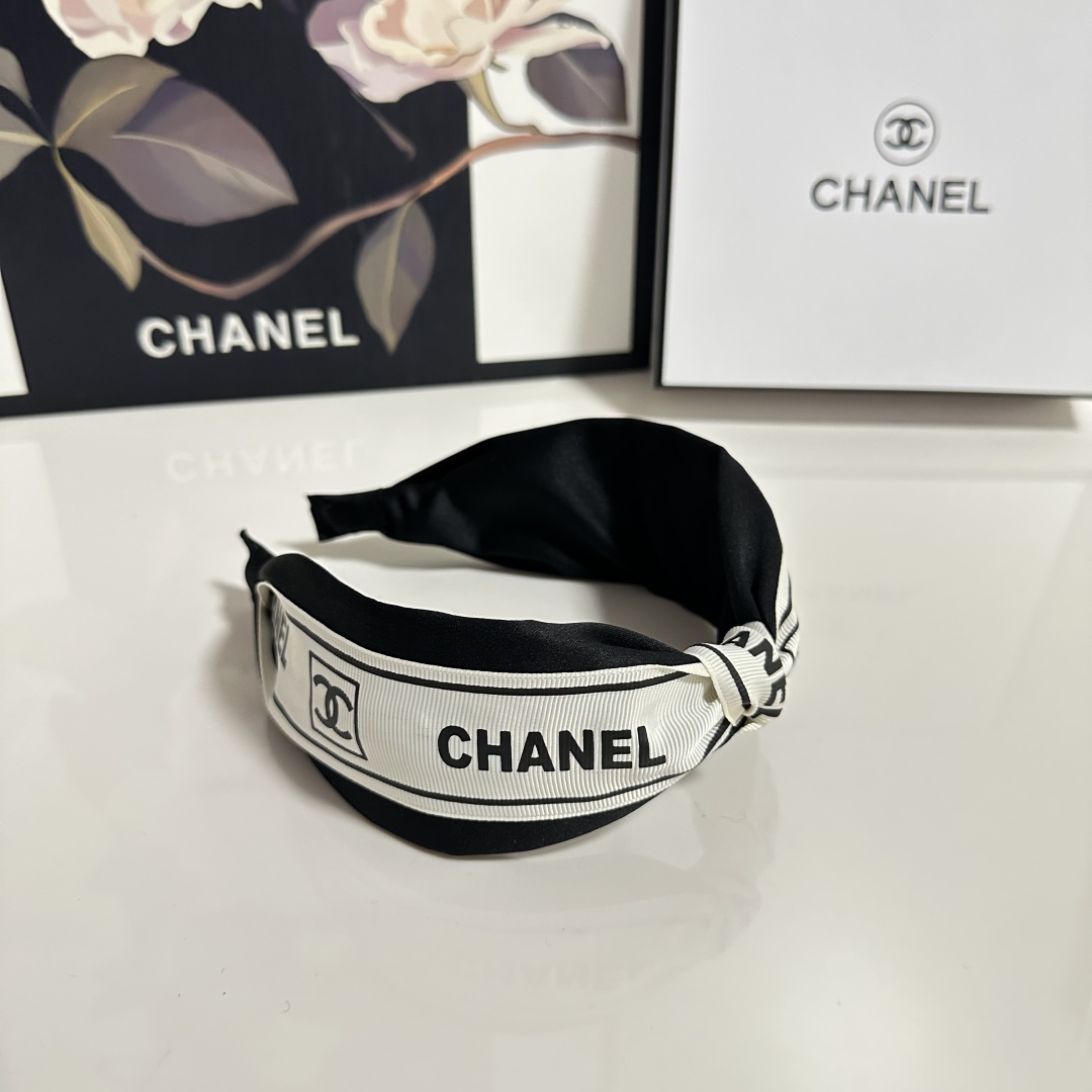  配专柜包装
Chanel（香奈儿）最新发箍
小仙女快入手
特殊材质 不嘞头
可盐可甜～