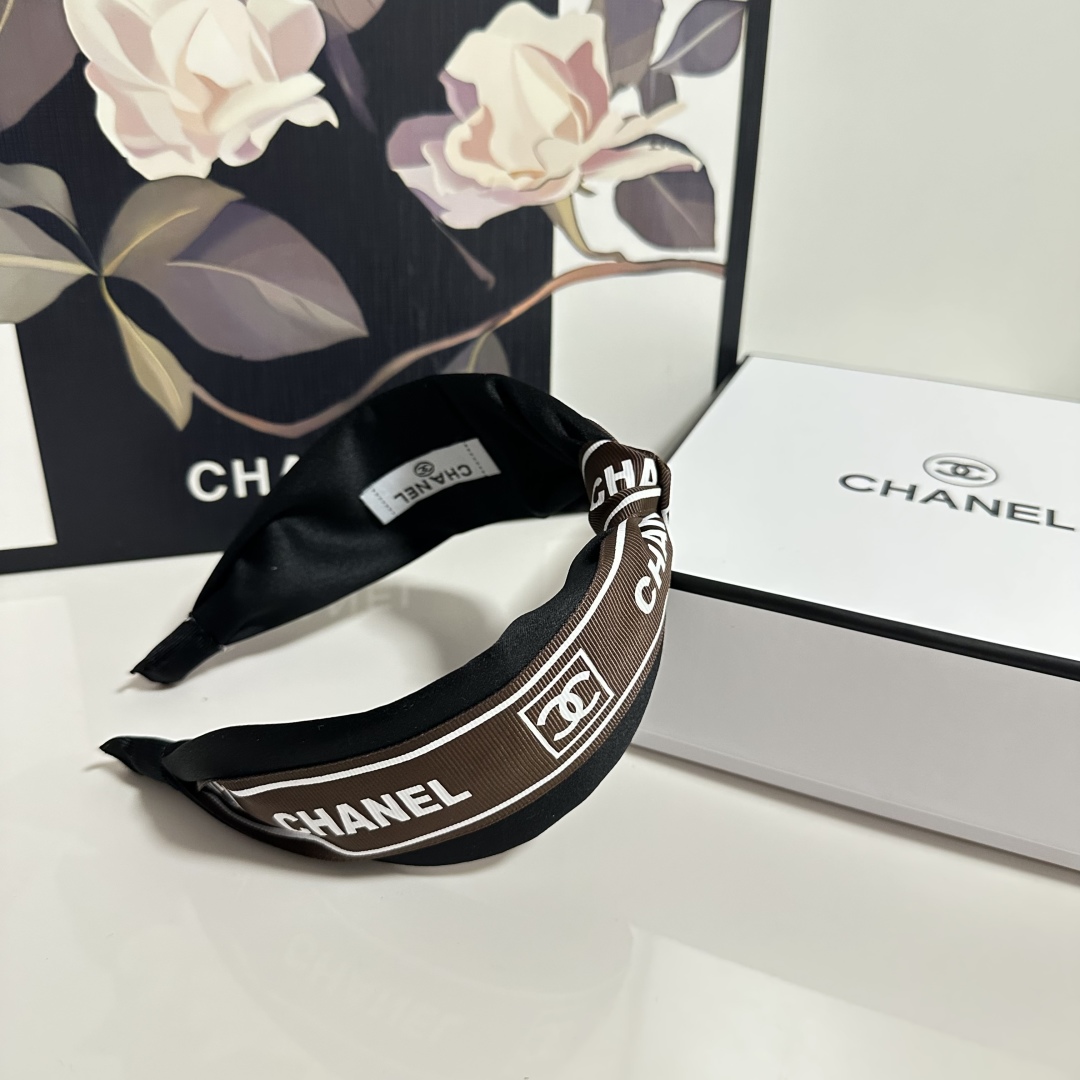  配专柜包装
Chanel（香奈儿）最新发箍
小仙女快入手
特殊材质 不嘞头
可盐可甜～