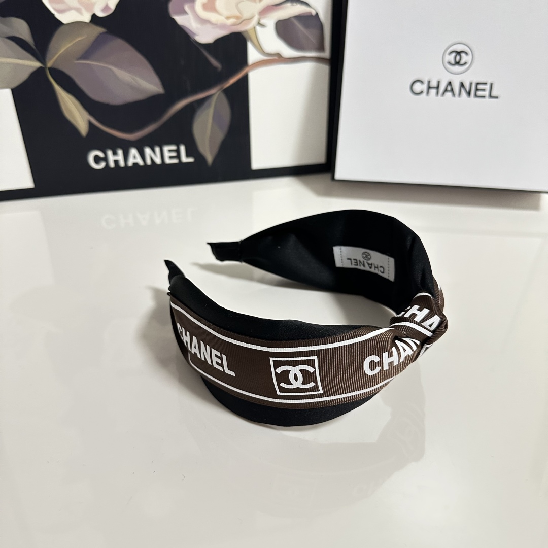  配专柜包装
Chanel（香奈儿）最新发箍
小仙女快入手
特殊材质 不嘞头
可盐可甜～
