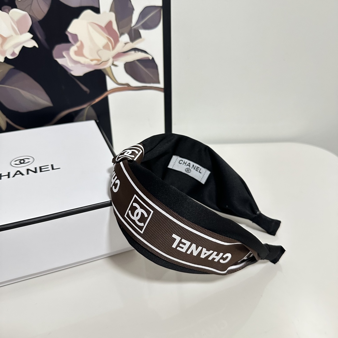  配专柜包装
Chanel（香奈儿）最新发箍
小仙女快入手
特殊材质 不嘞头
可盐可甜～